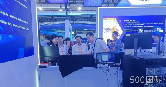 仁怀市委常委、常务副市长潘学元莅临500国际展台看望研发团队并给予关心慰问